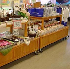 超市中岛货架